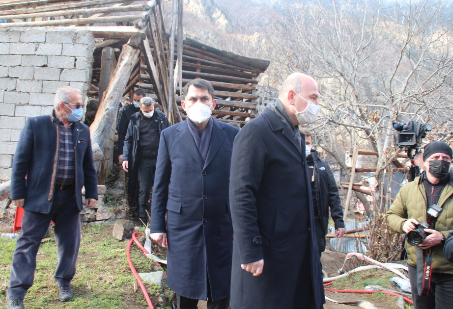 Türkiyənin hökumət nümayəndələri Artvin bölgəsində yanan kəndə baş çəkiblər