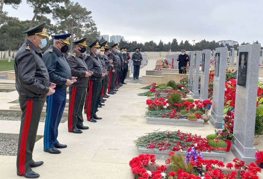Müdafiə Nazirliyinin rəhbərliyi Novruz bayramı münasibətilə ikinci Fəxri xiyabanı ziyarət edib