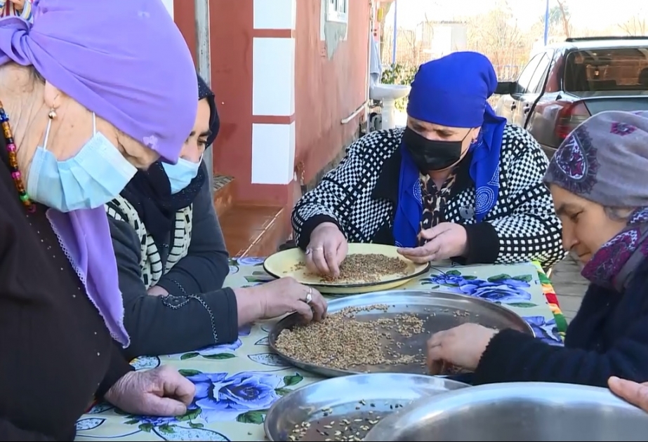 Novruz mətbəxi - səkkiz günə bişirilən Sümələk halvası VİDEO