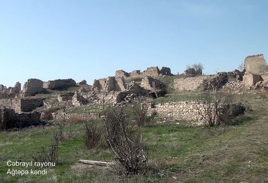 Verteidigungsministerium veröffentlicht Videoaufnahmen aus dem befreiten Dorf Aghtepe im Rayon Jabrayil