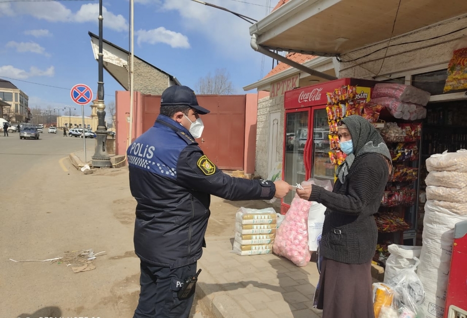 Gədəbəydə polislər sakinlərə maska paylayıb