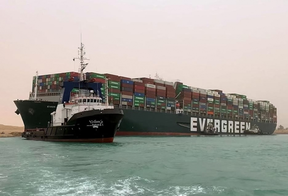 El Canal de Suez interrumpe temporalmente la navegación
