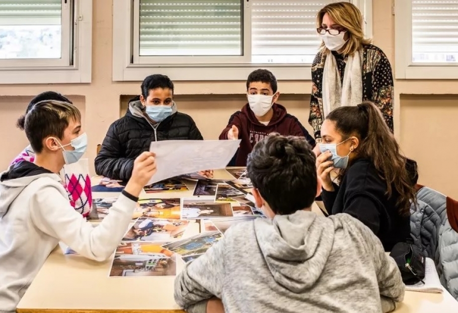 Fransada təhsil müəssisələrində koronavirus sürətlə yayılır