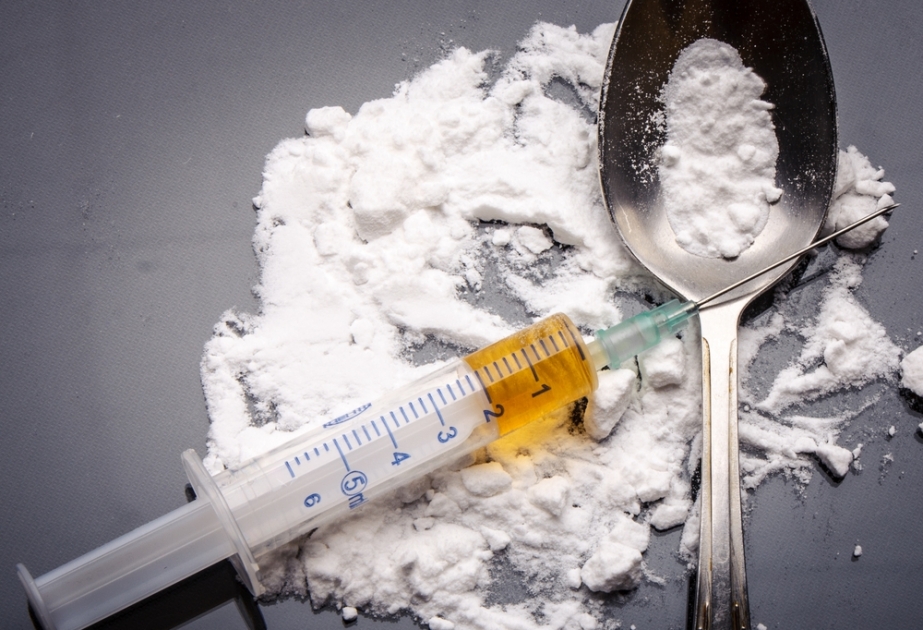 Xuliqanlığa görə tutulan şəxsin yaşadığı evdən bir kiloqramdan çox heroin götürülüb