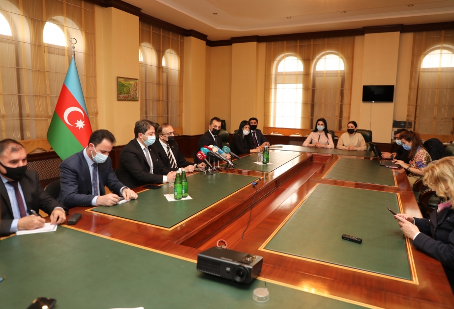 Müharibə və soyqırımı cinayətləri beynəlxalq hüquq kontekstində mövzusunda dəyirmi masa keçirilib