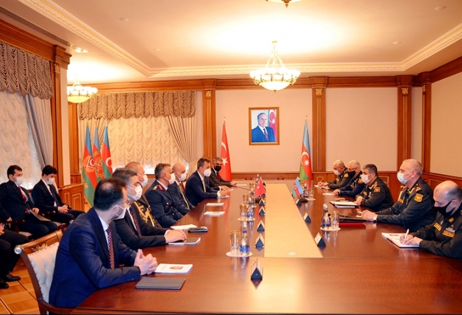 Verteidigungsminister Hasanov trifft hochrangige türkische Militärdelegation