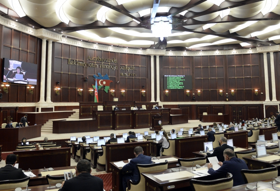 На пленарном заседании Милли Меджлиса обсуждаются 13 вопросов