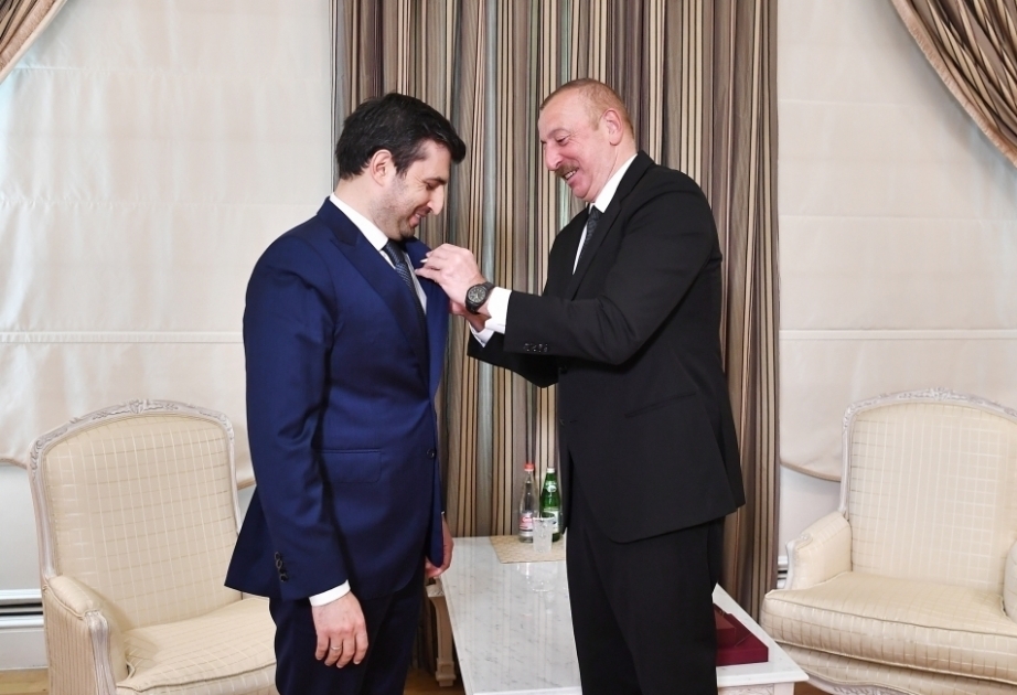 El presidente de Azerbaiyán, Ilham Aliyev, otorgó a Selcuk Bayraktar la Orden del Karabaj