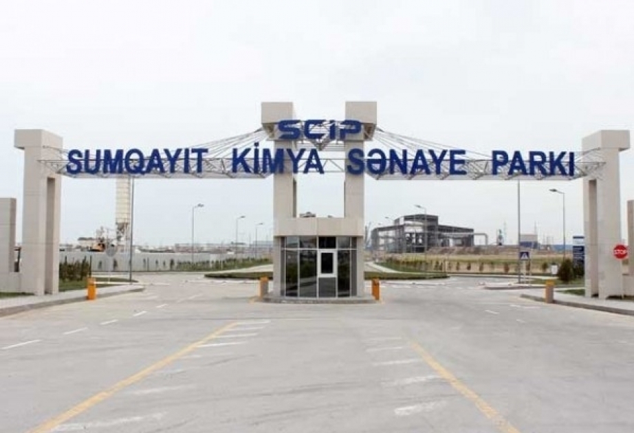 Un residente del parque industrial de Sumgayit comenzó a exportar láminas de vidrio