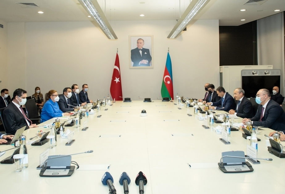 Ministerio de Economía de Azerbaiyán acogió una reunión con la delegación encabezada por la ministra de comercio turca