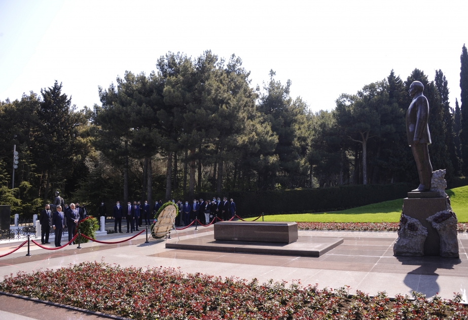 伊拉克议会代表团拜谒名人陵园和烈士陵园