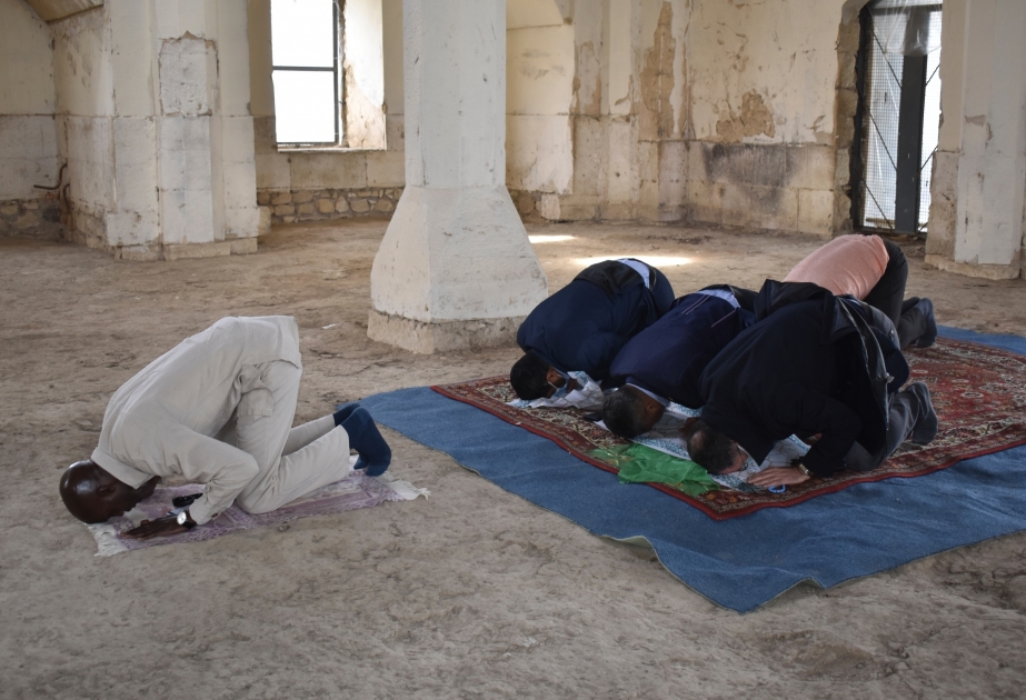 Los representantes permanentes de los países miembros del Grupo de Contacto de la OCI realizaron salah en la mezquita Juma de Aghdam