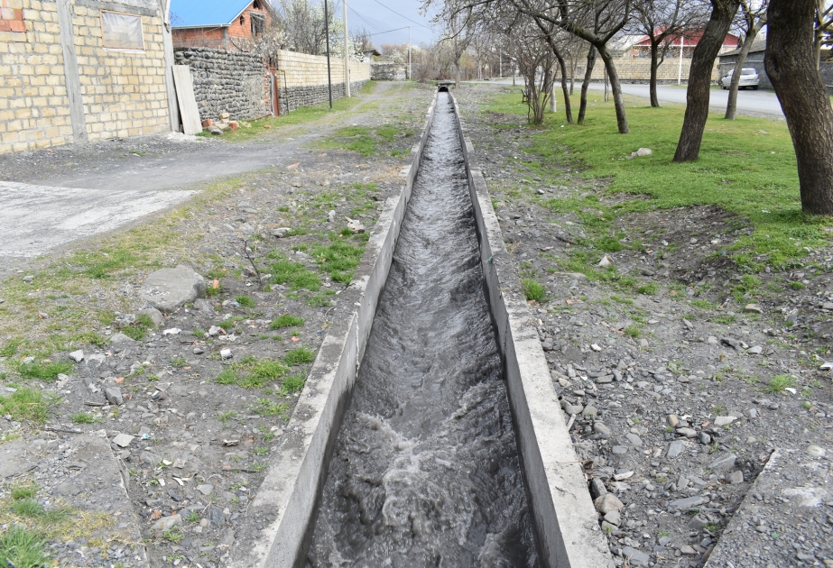 Su itkisinin qarşısının alınması üçün torpaq kanallar beton üzlüyə alınır VİDEO
