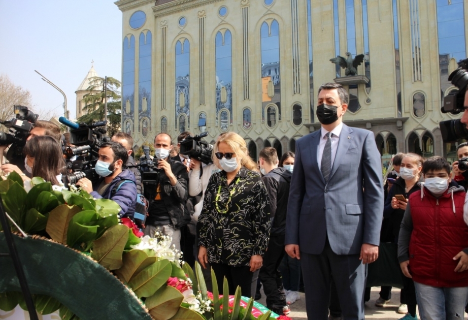 Los embajadores de Azerbaiyán y Turquía conmemoran a los muertos por la independencia de Georgia