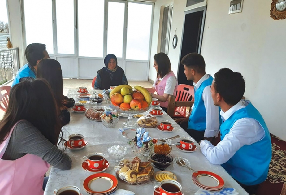 Sosial könüllülər tənha ahılları ziyarət ediblər