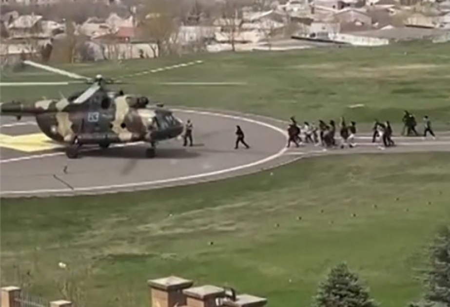 Ermənistan Müdafiə Nazirliyinin binasından əməkdaşlar helikopterlə təxliyə olunur