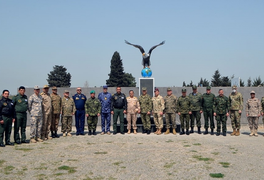 Agregados militares de países extranjeros visitan la unidad militar de la Fuerza Aérea de Azerbaiyán