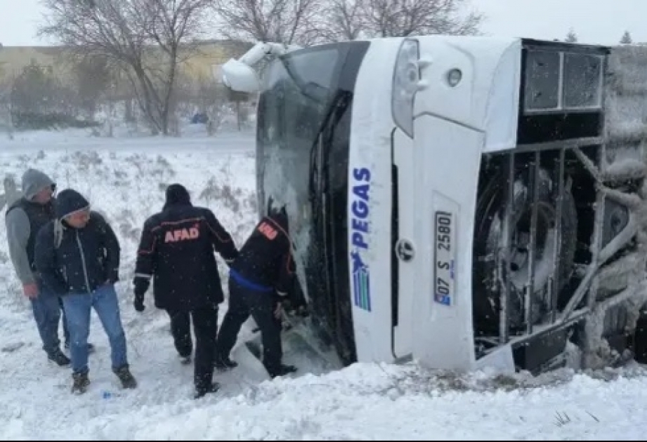 Türkiyədə baş verən avtobus qəzasında bir turist həlak olub