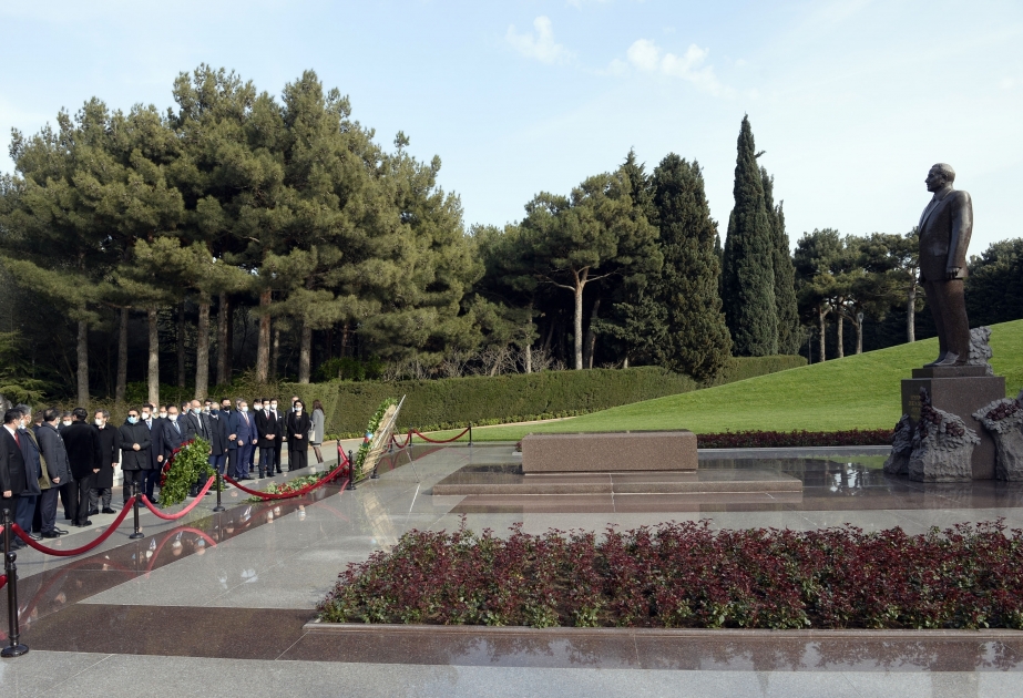 Visite des allées d’Honneur et des Martyrs à Bakou