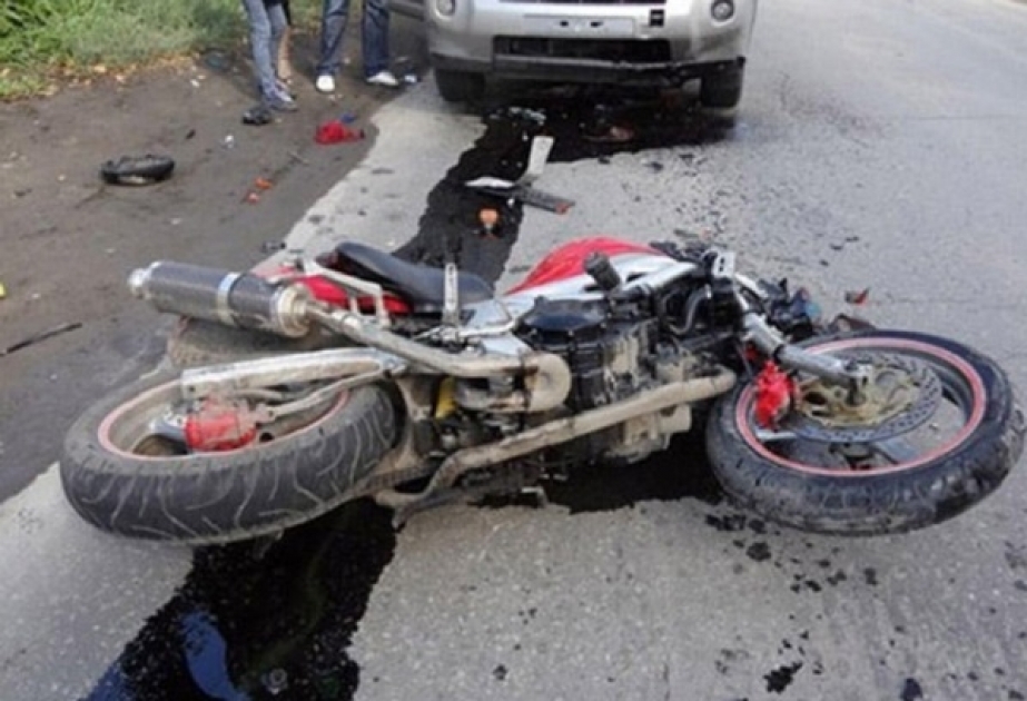Mingəçevir şəhərində motosikleti yol ayırıcısına vuran sürücü hadisə yerində ölüb