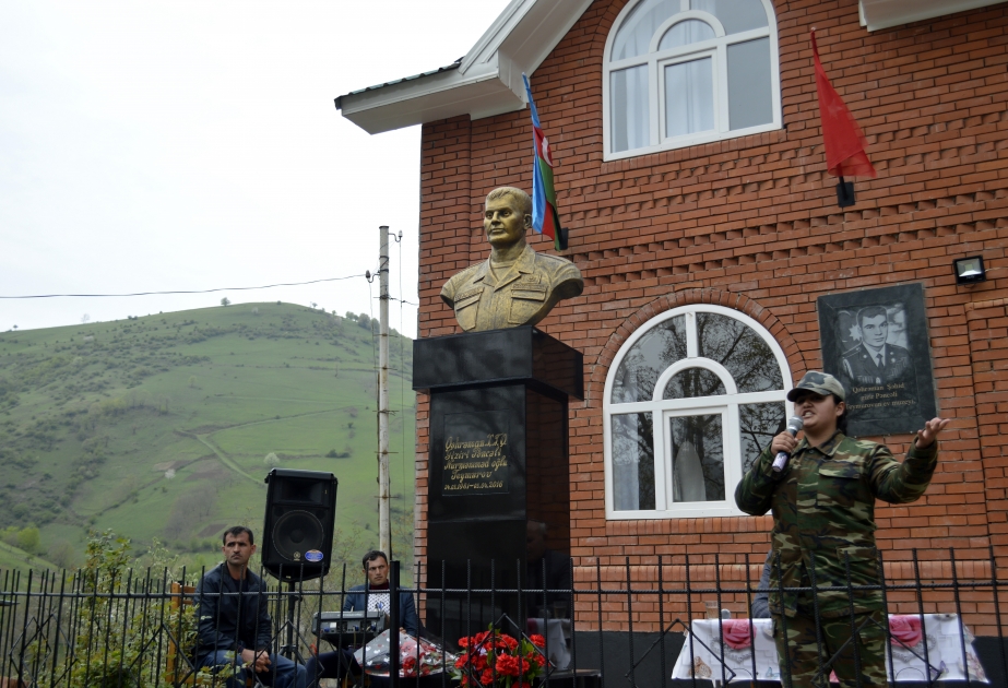 Aprel döyüşlərinin əfsanəsi şəhid Pəncəli Teymurovun büstü açılıb VİDEO