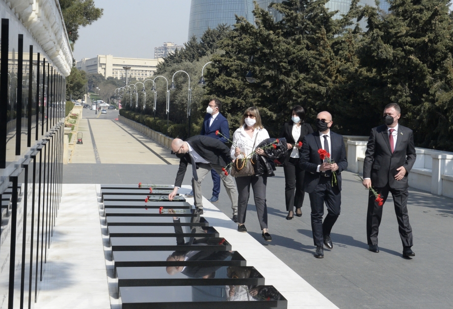 Un représentant du Sénat italien visite l’Allée des Martyrs à Bakou