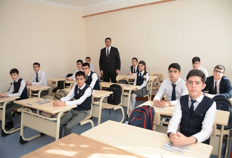 Naxçıvan Dövlət Universitetinin rektoru Elbrus İsayev təhsil aldığı məktəbdə nümunəvi dərs keçib