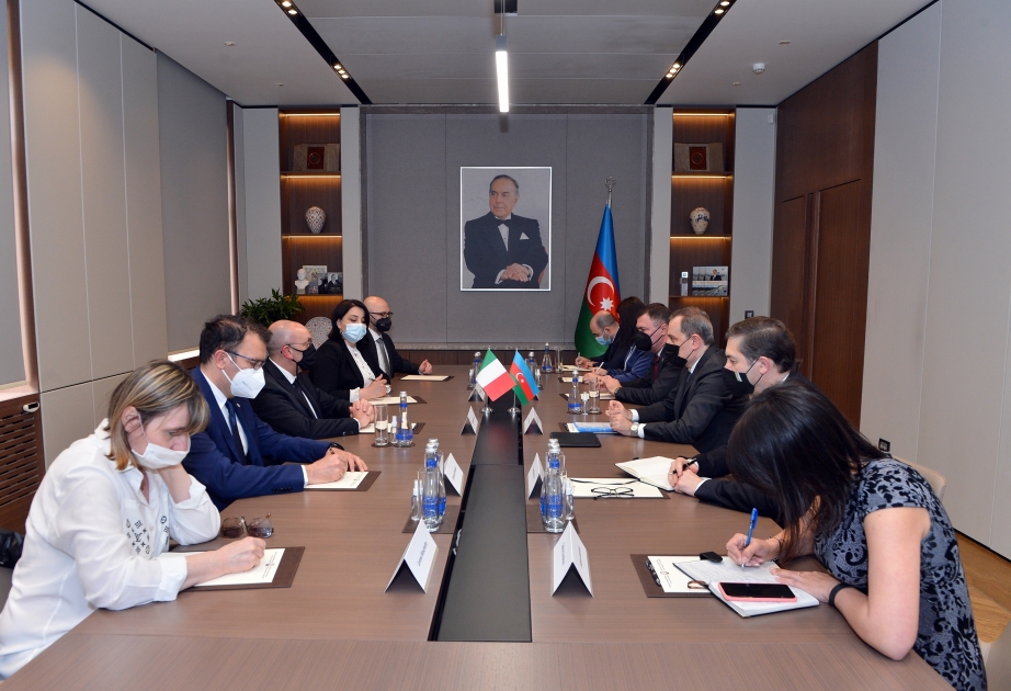 El canciller de Azerbaiyán recibe a una delegación del Senado italiano