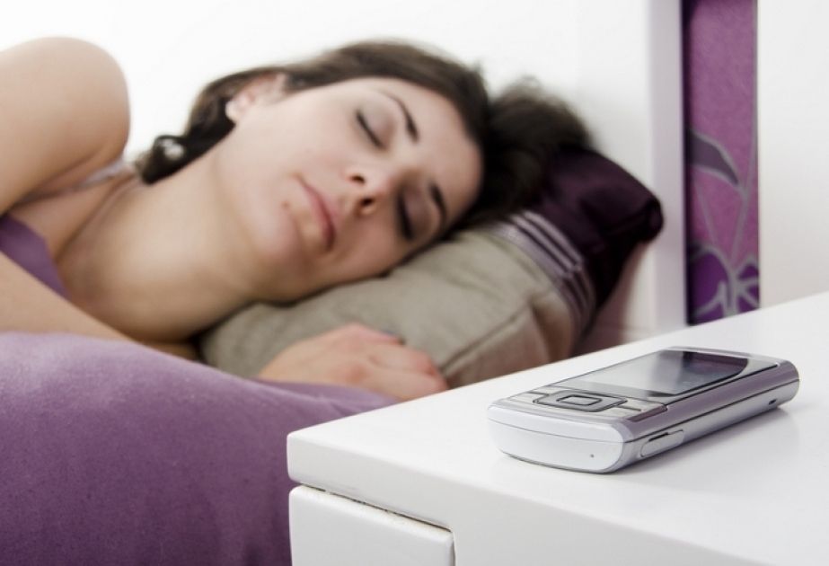 Невропатолог: Использование мобильных телефонов перед сном должно быть максимально ограничено