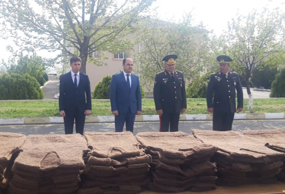 Sağlamlıq imkanları məhdud şəxslər tərəfindən toxunulan yun jiletlər hərbi hissəyə təhvil verilib