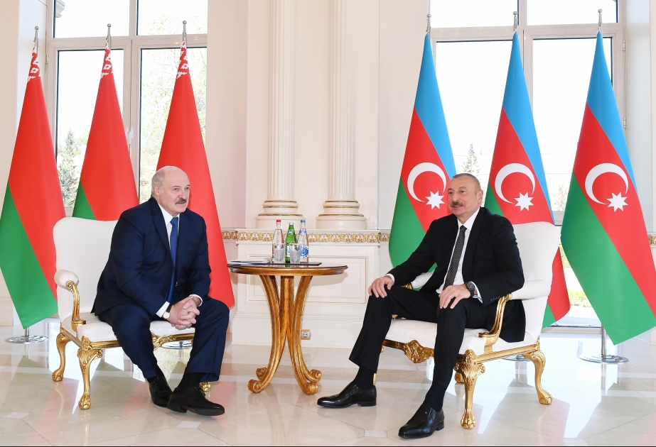 Präsidenten von Belarus und Aserbaidschan treffen sich unter vier Augen VIDEO