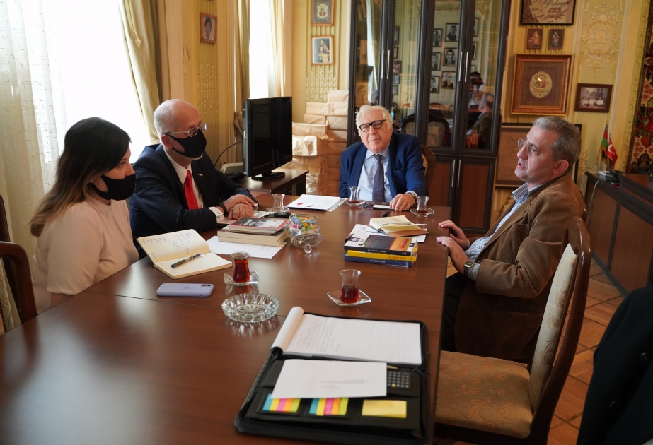 El embajador de México visita la Unión de Escritores de Azerbaiyán