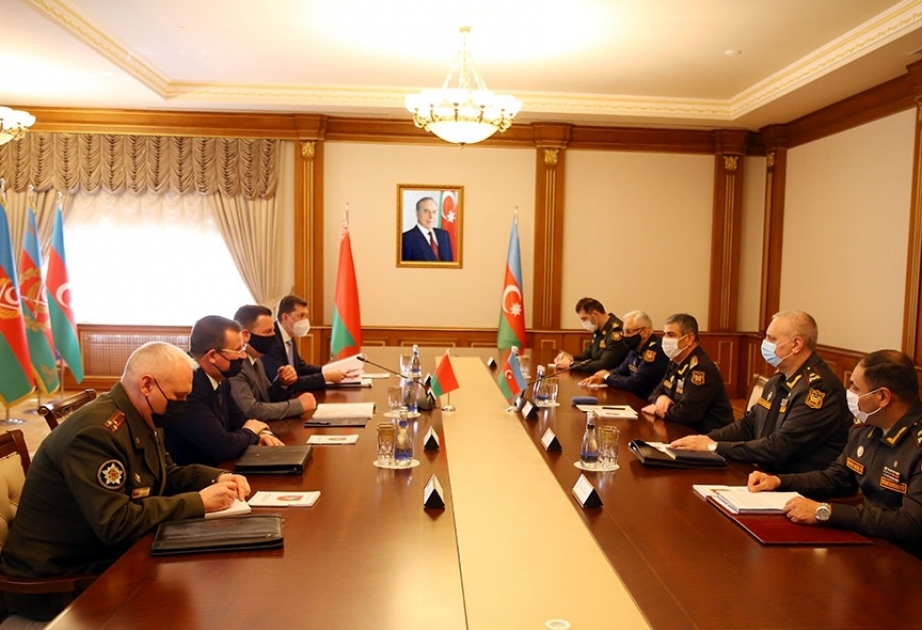 Azerbaiyán y Bielorrusia discuten las perspectivas de cooperación técnico-militar