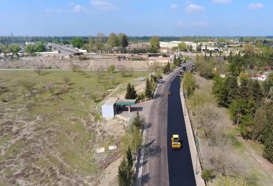 Las carreteras destruidas por los bombardeos de las Fuerzas Armadas de Armenia están siendo restauradas en Tartar