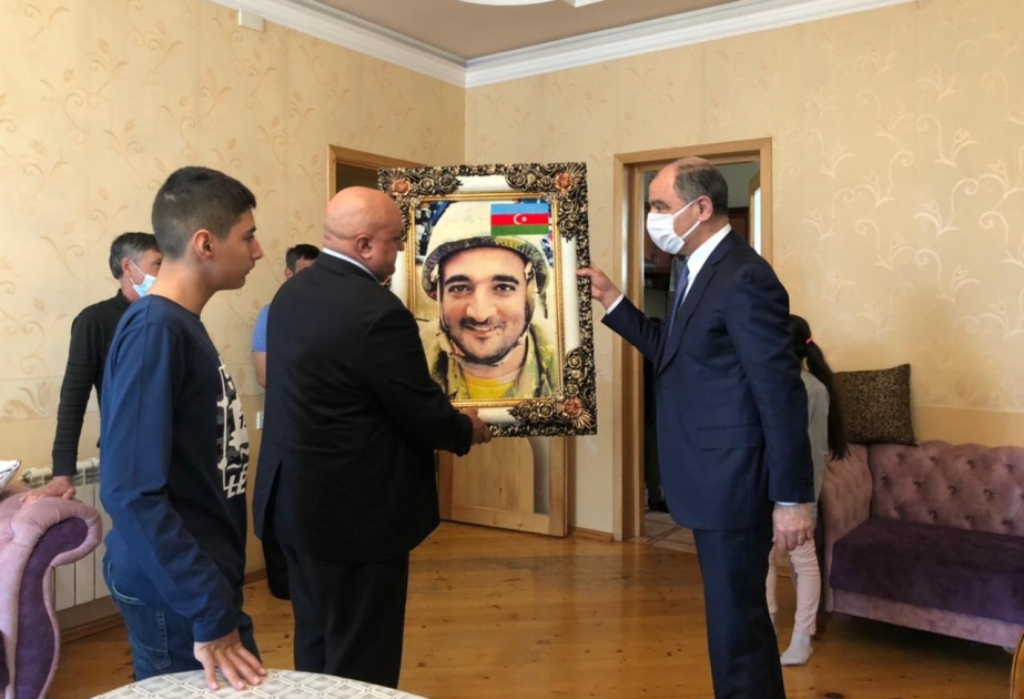 YAP Suraxanı Rayon Təşkilatının nümayəndələri şəhid ailəsini ziyarət ediblər