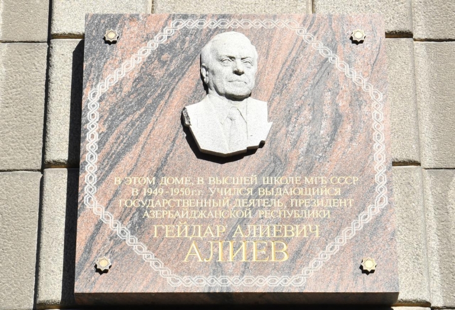 Azərbaycanın parlament nümayəndə heyəti Sankt-Peterburqda ulu öndər Heydər Əliyevin xatirəsini yad edib