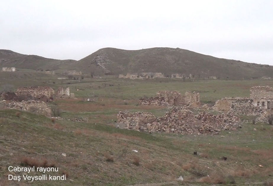 Verteidigungsministerium veröffentlicht Videoaufnahmen aus dem befreiten Dorf Dasch Veysalli im Rayon Jabrayil VIDEO