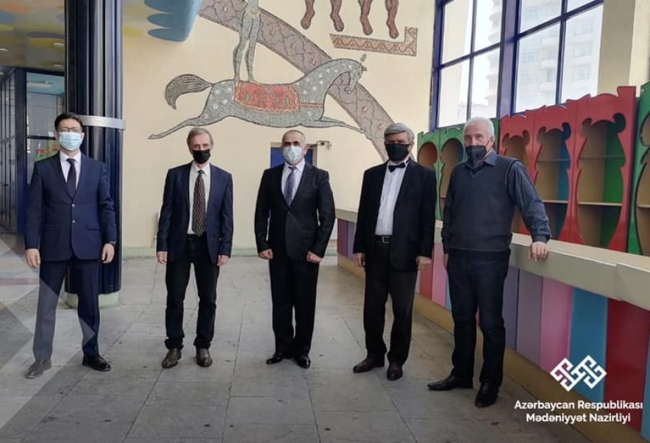 Bakı Dövlət Sirkində tanınmış sirk ustaları ilə görüş olub