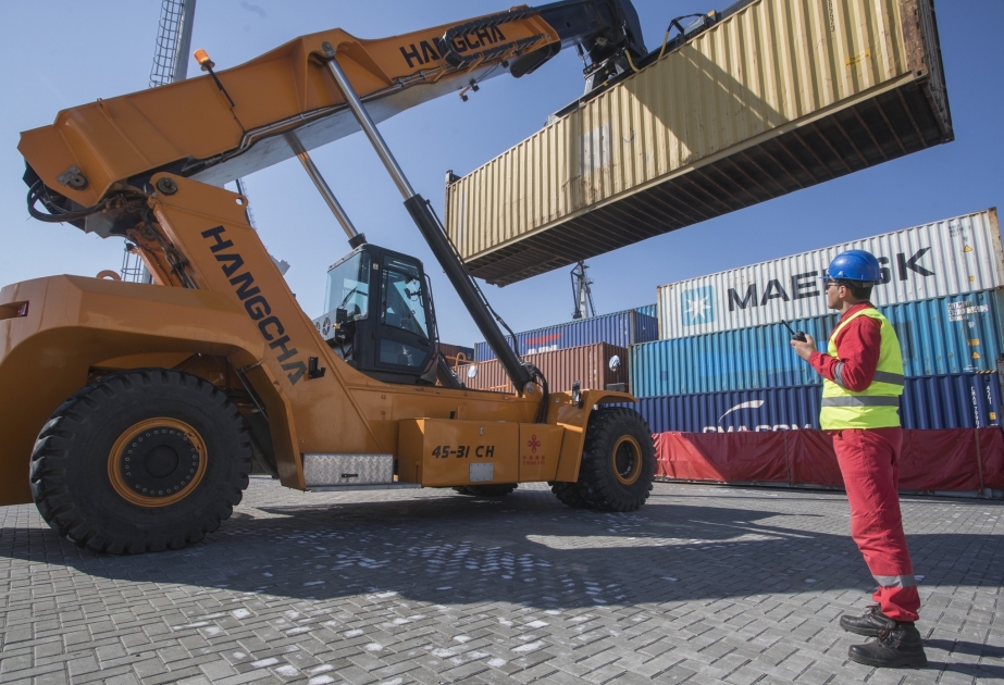 В Бакинском порту на 30 проц увеличился объем перевалки контейнеров