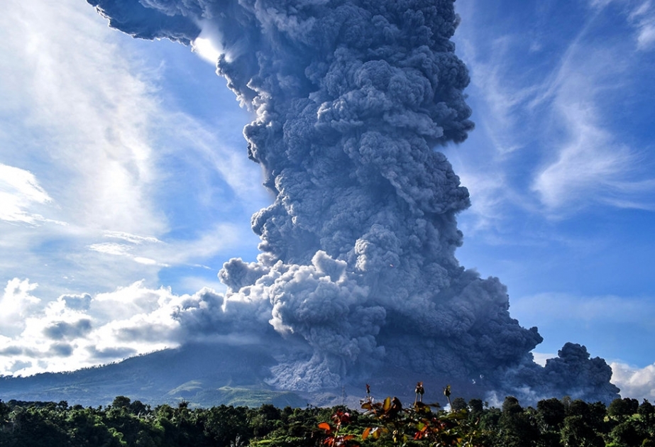Индонезийский вулкан Синабунг дважды выбросил пепел