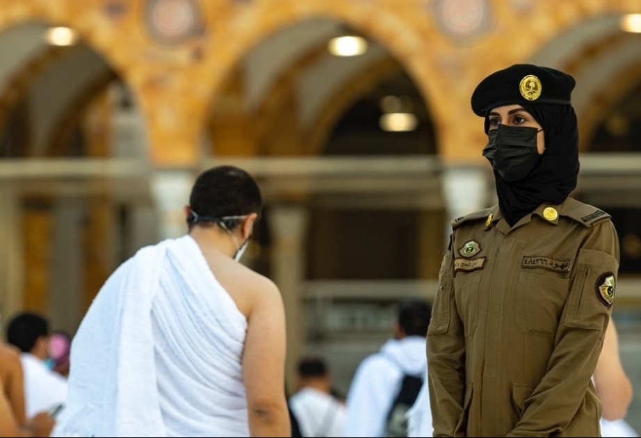 Məkkə və Mədinədə zəvvarların təhlükəsizliyinə ilk dəfə olaraq qadın polislər nəzarət edir