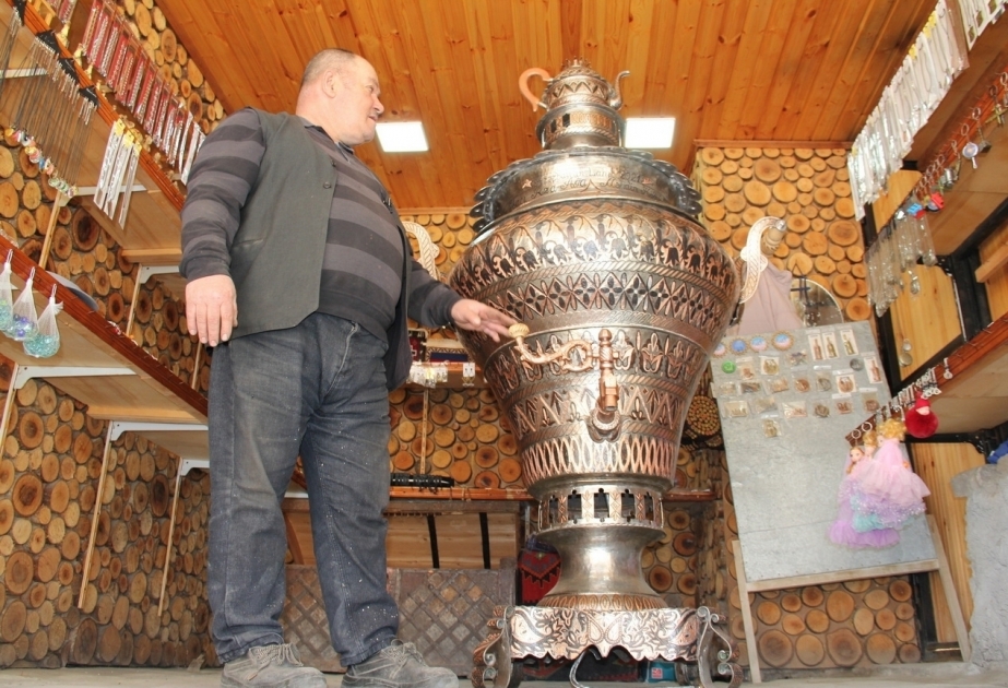 Con este samovar de 2,2 metros de altura y 250 litros de volumen se puede servir té a 1.200 personas