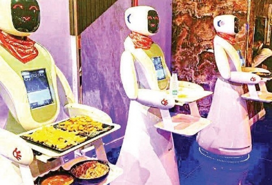 Səudiyyə Ərəbistanındakı restoranda robotlar ofisiant xidməti göstərir