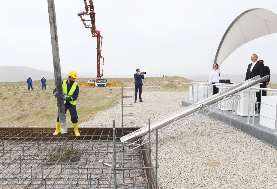 In Region Abscheron in Baku Grundstein für Touristenkomplex der Schlammvulkane gelegt  Präsident Ilham Aliyev und First Lady Mehriban Aliyeva nahmen an Veranstaltung teil VIDEO