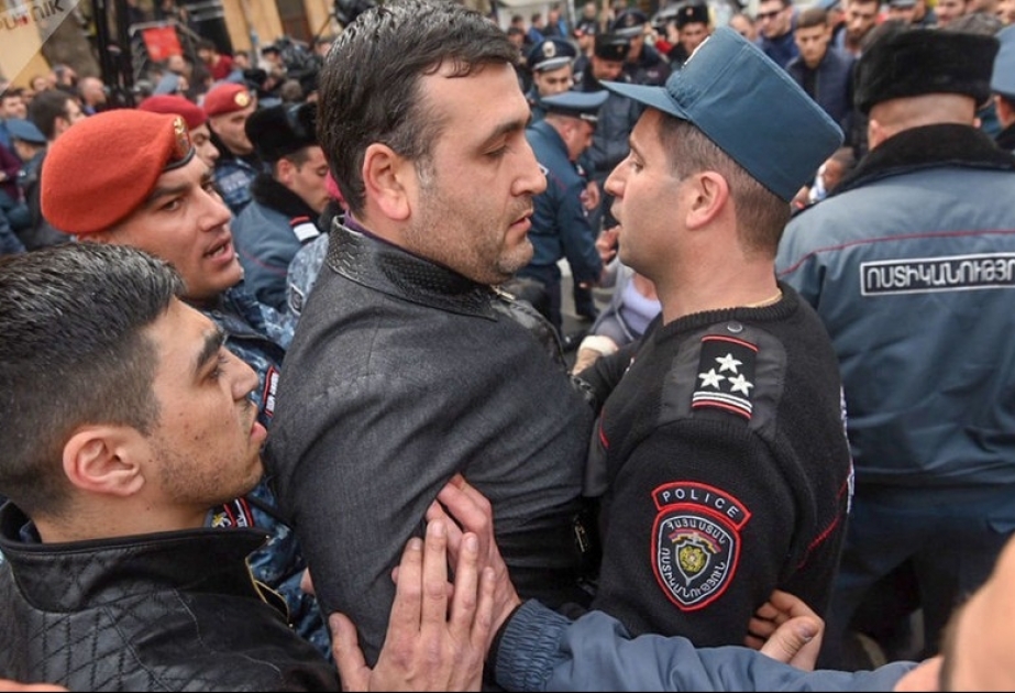 Ermənistan Baş Prokurorluğu qarşısında gərginlik davam edir