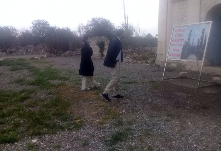 محاميان فرنسيان يزوران مسجد الجمعة في أغدام المحررة من الاحتلال