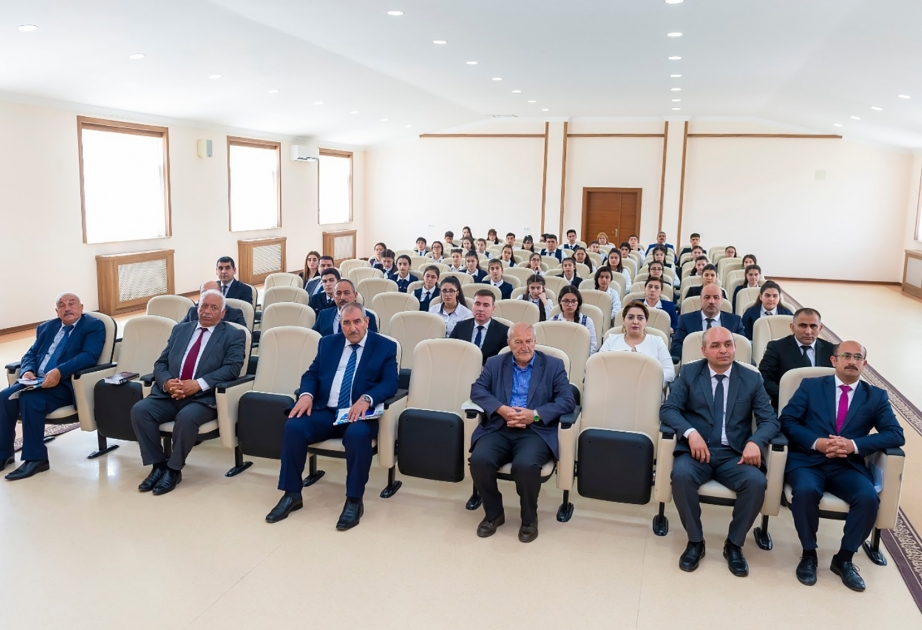 Muxtar respublika yazıçıları ilə şagirdlərin görüşü keçirilib