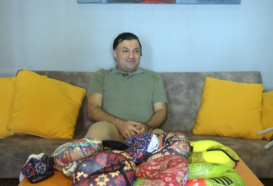 وسائد من الطحالب المزينة بأنماط وطنية تثير الاهتمام الكبير للسائحين