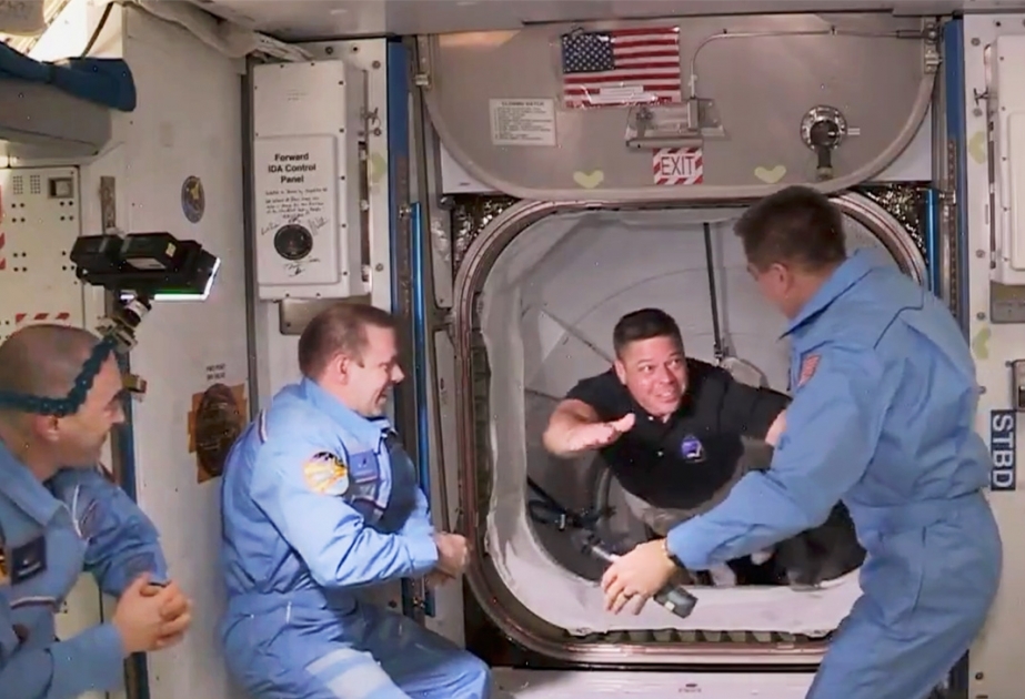 “Crew Dragon” gəmisinin astronavtları Beynəlxalq Kosmik Stansiyaya keçib VİDEO