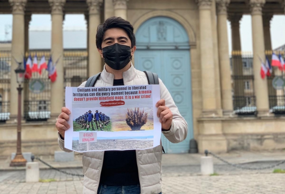 Azərbaycanlı tələbə Parisdə aksiya keçirib